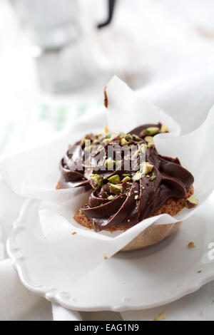 La pistache cupcakes avec glaçage au chocolat Banque D'Images