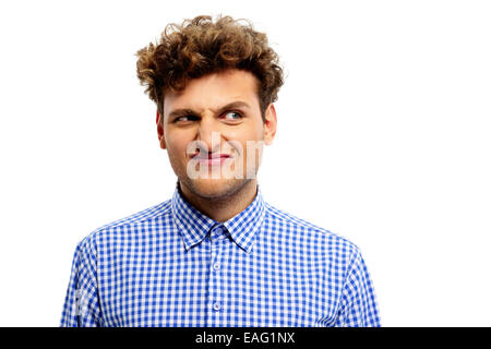 Jeune homme avec l'expression du visage mécontent Banque D'Images