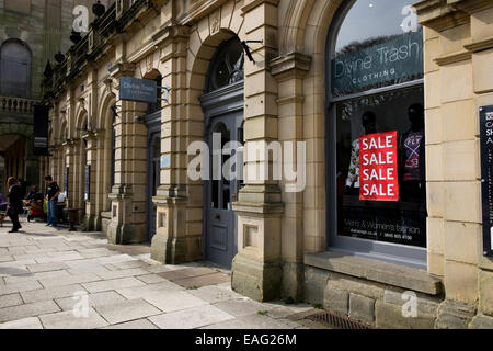 Les gens assis au café en face du centre commercial Cavendish Arcade Buxton Derbyshire Peak District en Angleterre Banque D'Images