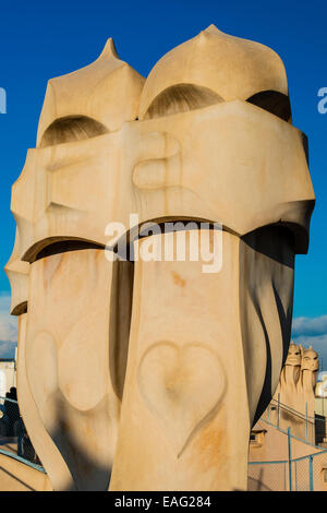 Cheminées ou tours de ventilation sur le toit de la Casa Mila ou la Pedrera, Barcelone, Catalogne, Espagne Banque D'Images