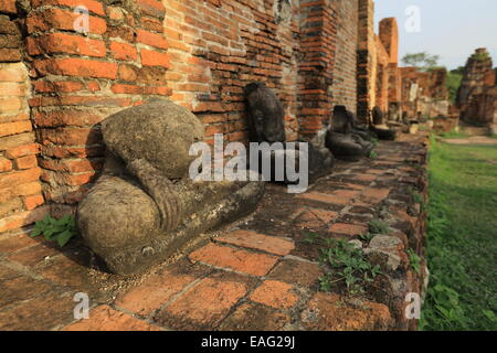 Broken Statues de Bouddha - Wat Mahathat - Parc historique d'Ayutthaya - Thaïlande Banque D'Images