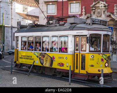 Le Tram 28 au Largo das Portas do Sol, Alfama, Lisbonne, Portugal Banque D'Images