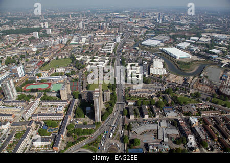 Vue aérienne du nord jusqu'à la route principale A12 en peuplier, East London Banque D'Images