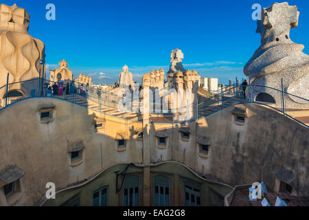 Cheminées ou tours de ventilation sur le toit de la Casa Mila ou la Pedrera, Barcelone, Catalogne, Espagne Banque D'Images