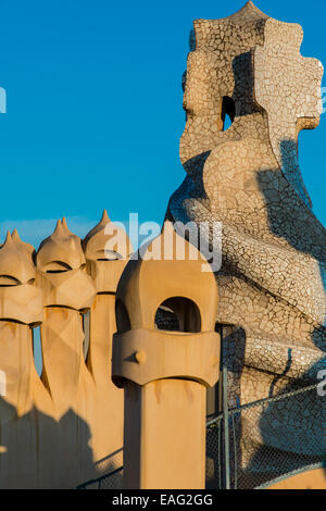 Cheminées ou tours de ventilation sur le toit de la Casa Mila ou la Pedrera, Barcelone, Catalogne, Espagne Banque D'Images