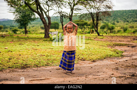 Jeune fille africaine posant dans un village de la tribu Masai Banque D'Images