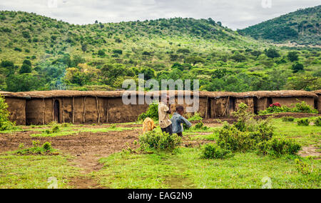 Les enfants africains de la tribu Masai dans leur village Banque D'Images