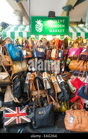 Londres, Royaume-Uni, le 5 juin 2014 : Sac à main dans la rue du marché de Covent Garden, Londres Banque D'Images