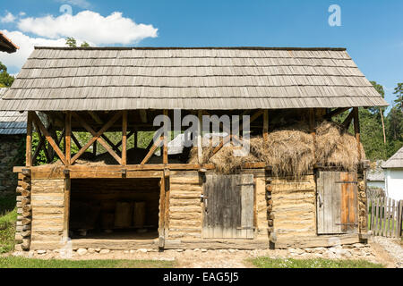 Ancienne grange de La Ferme des animaux dans le village roumain Banque D'Images