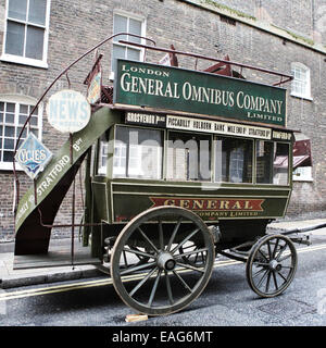 L'bus - London General Omnibus Company Ltd - LGOC cheval, London bus dans une rue victorienne, Londres, Royaume-Uni Banque D'Images