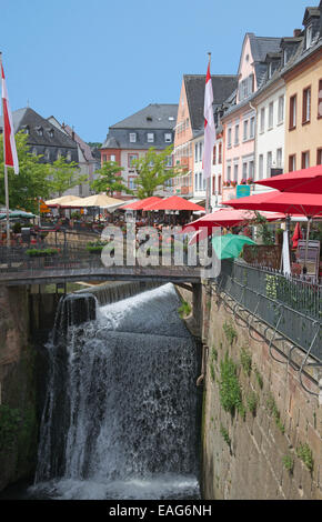 Leuk River et cascade dans le centre pittoresque de Saarburg Saarland Allemagne Banque D'Images