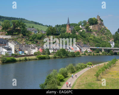 Vue panoramique sur la rivière Sarre Sarre et Saarburg Allemagne Banque D'Images