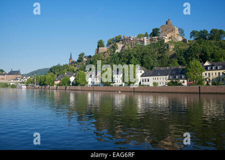 Saarburg Castle et bâtiments au bord de la rivière Sarre Saarland Allemagne sur Banque D'Images