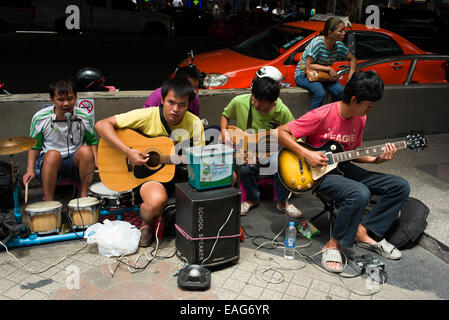 Musiciens aveugles chantent pour les dons sur Silom Road, Bangkok, Thaïlande. Banque D'Images