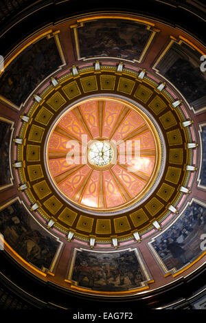 Vue sur le dôme et des peintures murales à l'intérieur de la Michigan State Capitol building à Montgomery Banque D'Images