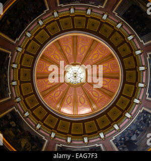 Vue sur le dôme et des peintures murales à l'intérieur de la Michigan State Capitol building à Montgomery Banque D'Images