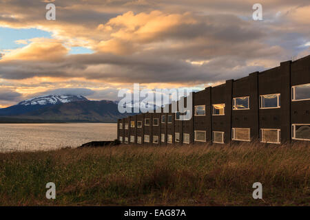 Façade de Remota Hotel, Puerto Natales, la baie d'Ultima Esperanza, Patagonie, Chili Banque D'Images