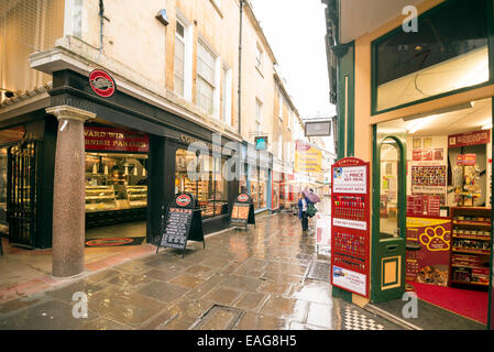 BATH, Royaume-Uni - le 4 juin, 014 acheteurs:marcher le long d'une pluie street dans le quartier de Southgate nouvellement réaménagé. Banque D'Images