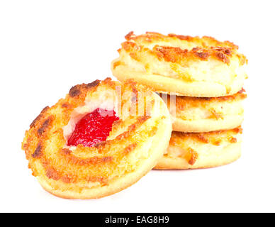 Biscuits à la noix de coco Confiture de cerises avec isolé sur fond blanc Banque D'Images