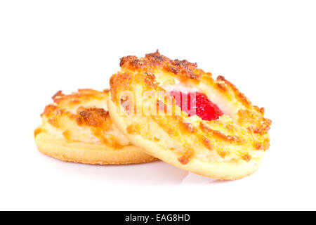 Biscuits à la noix de coco Confiture de cerises avec isolé sur fond blanc Banque D'Images