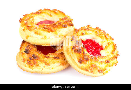 Biscuits à la noix de coco Confiture de cerises avec isolé sur fond blanc Banque D'Images