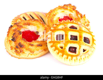 Biscuits à la noix de coco Confiture de cerises avec isolé sur fond blanc Banque D'Images