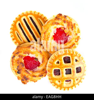 Biscuits à la noix de coco Confiture de cerises avec isolé sur fond blanc Banque D'Images