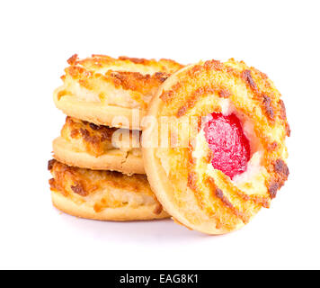 Biscuits à la noix de coco Confiture de cerises avec isolé sur fond blanc Banque D'Images