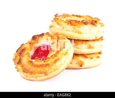 Biscuits à la noix de coco Confiture de cerises avec isolé sur fond blanc Banque D'Images