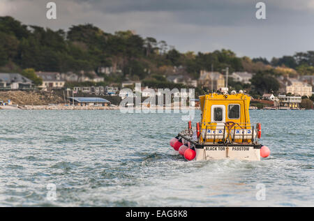 Le traversier de Padstow à travers le fleuve fumant Camel au village de Rock à Cornwall. Banque D'Images