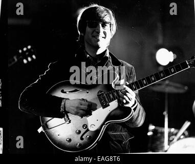 London, UK, Royaume-Uni 20 Dec, 1966. Chanteur et auteur-compositeur JOHN LENNON (1940-1980) a été membre des Beatles, le légendaire groupe de rock anglais. Sur la photo : Lennon à jouer de la guitare lors d'une session d'enregistrement à EMI Studios. © Bob Whittaker/KEYSTONE Photos USA/ZUMAPRESS.com/Alamy Live News Banque D'Images