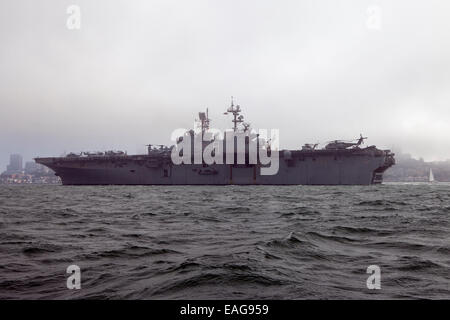 La Guêpe-classe d'assaut amphibie USS Makin Island (LHD-8) sur la baie de San Francisco en octobre 2012. Banque D'Images