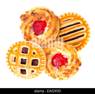 Biscuits à la confiture de cerise isolé sur fond blanc. Banque D'Images