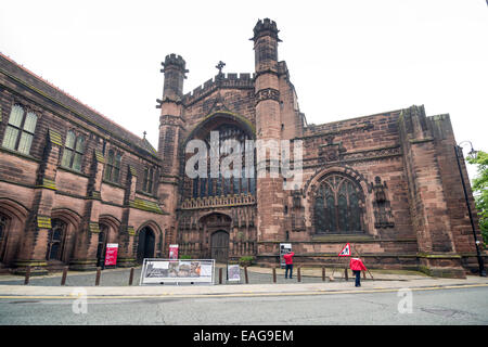 CHESTER, UK - 9 juin 2014 : voir la cathédrale de Chester sur un matin de printemps pluvieux Banque D'Images