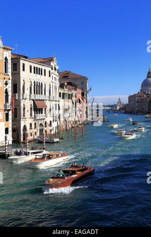 Les taxis de l'eau sur le Grand Canal depuis le pont de l'Accademia, Venise, Italie. Banque D'Images