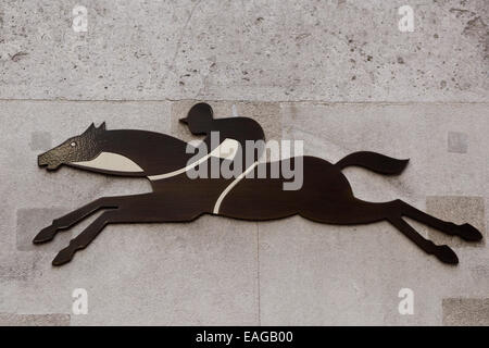 Cheval en bois plaque sur un mur de pierre Banque D'Images