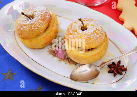 Deux pommes cuites comme dessert de Noël, vue du dessus Banque D'Images