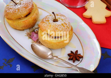 Deux pommes cuites comme dessert de Noël, vue du dessus Banque D'Images