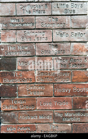 LIVERPOOL, ANGLETERRE - 8 juin 2014 : Le Mur de la caverne de la renommée dans Mathew Street, Liverpool. Le Cavern Club est un club de rock and roll Banque D'Images