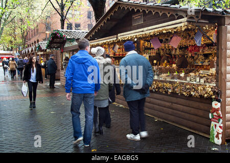 Les commerçants des marchés Manchester UK, 14 novembre 2014. Gingerbread House Confections au jour d'ouverture de marché de Noël en Brazennose Street attirer des acheteurs du Royaume-Uni et au-delà. Noël animé stands de cadeaux, décorations dans le centre-ville. Banque D'Images