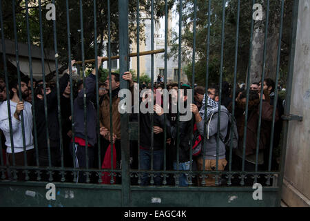 Athènes, Grèce, le 17 novembre 2014. Étudiants universitaires crier des slogans contre la répression policière. Ils ont organisé une manifestation et ont marché jusqu'à l'École polytechnique d'Athènes où le soulèvement contre la junte a eu lieu en novembre 1973 17. Credit : Nikolas Georgiou/Alamy Live News Banque D'Images