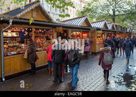 Les commerçants des marchés Manchester UK, 14 novembre 2014. Cassenoix de Noël allemand à la journée d'ouverture de marché de Noël d'attirer des acheteurs du Royaume-Uni et au-delà. Noël animé stands de cadeaux, décorations dans le centre-ville. Banque D'Images