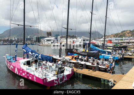 La préparation de l'équipage de bateau au port, la race, la Volvo Ocean Race 2014-2015, Le Cap, Afrique du Sud Banque D'Images