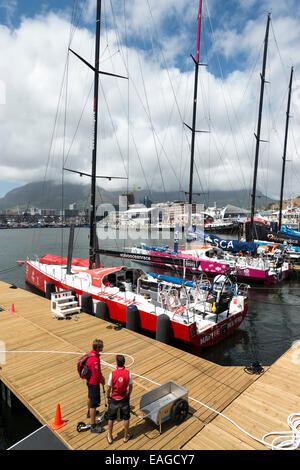 La préparation de l'équipage de bateau au port, la race, la Volvo Ocean Race 2014-2015, Le Cap, Afrique du Sud Banque D'Images