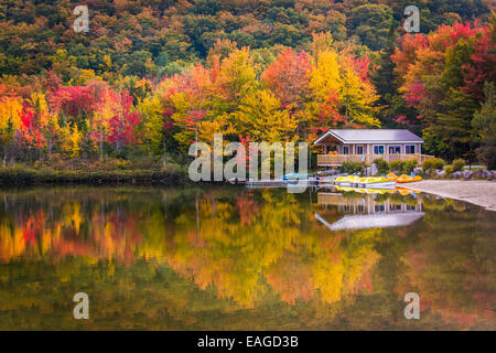 Un hangar à bateaux et couleurs d'automne se reflétant dans le lac Écho, dans Franconia Notch State Park, New Hampshire. Banque D'Images