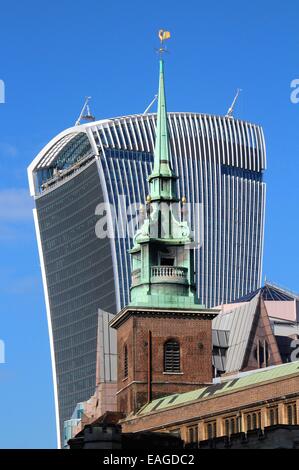 La flèche de l'église All Hallows, dans la ville de Londres, avec l'immeuble de bureaux talkie walkie en arrière-plan.. Banque D'Images