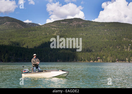 Un homme la pêche sur le lac Whitefish à Whitefish, Montana. Banque D'Images