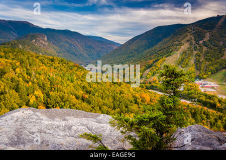 Au début de l'automne vue depuis le mont Chauve, à Franconia Notch State Park, New Hampshire. Banque D'Images