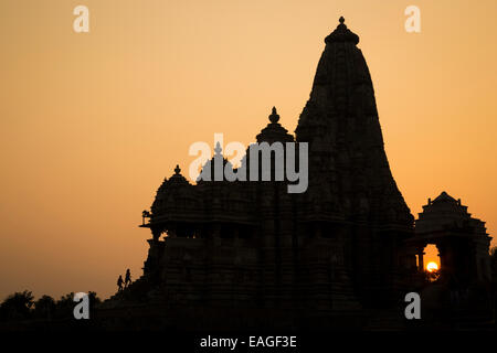 Les touristes visitant Lakshmana Temple de Khajuraho en Inde. Banque D'Images