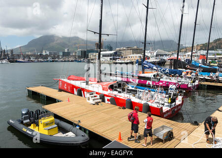 La préparation de l'équipage de bateau au port, la race, la Volvo Ocean Race 2014-2015, Le Cap, Afrique du Sud Banque D'Images